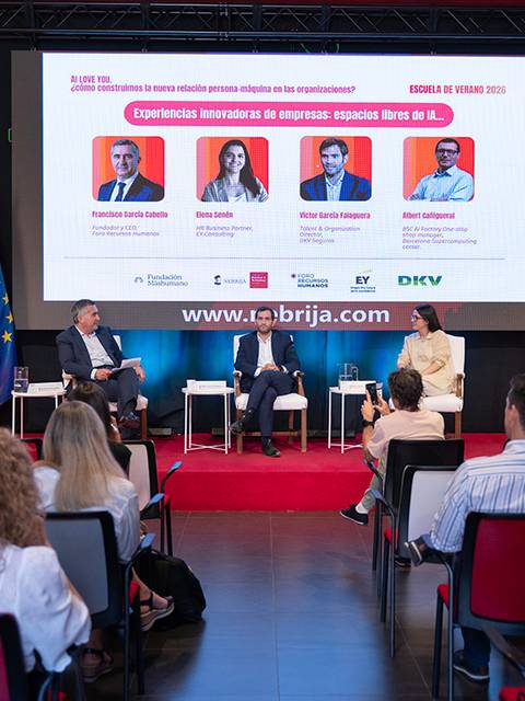 Una mesa redonda en un evento empresarial con varios ponentes discutiendo sobre experiencias innovadoras en empresas.