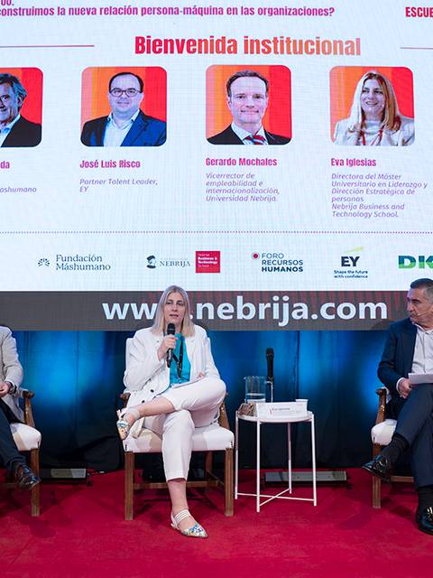 Una mesa redonda con varios ponentes discutiendo sobre la nueva relación entre personas y organizaciones en un evento institucional.