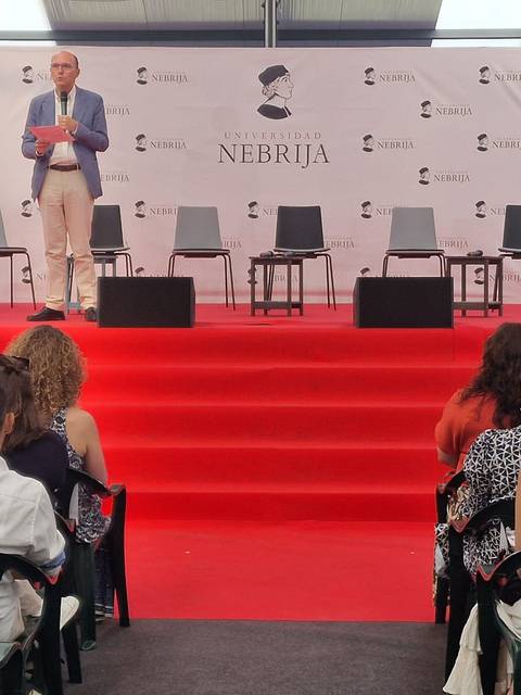 Un primer contacto con la universidad, de la mano de quienes ya están dentro y pueden ofrecer los mejores consejos y una visión real. Ese fue el objetivo de la primera edición del New Joiners & Family Nebrija Experience Day, una cita en la que interesados, futuros alumnos y sus familias pudieron conocer de cerca la institución a quienes forman parte de ella. Con un total de más de 600 inscritos, los participantes disfrutaron de esta jornada de acercamiento celebrada en el campus de Ciencias de la Vida en La Berzosa. En el acto, conducido por Eduardo Castillo, director de Relaciones Externas e Internacionalización de la Facultad de Comunicación y Artes, un grupo de alumnos de diferentes cursos y grados, y dos alumni compartieron con los futuros estudiantes cuáles han sus experiencias en Nebrija, tanto en la parte académica como en la extraacadémica. “El objetivo de la jornada es que los alumnos empiecen a vivir la Universidad desde el primer día y antes del primer día”, explicó José María Ortiz, Rector de la Universidad Nebrija-.  Levantar la mirada del móvil Gonzalo Rodríguez de Almeida Tallada, alumno de 2º de Ingeniería en Diseño Industrial y Desarrollo del Producto; Luis González Castro, alumno de 2º del doble grado en Publicidad y Relaciones Públicas y Marketing; Daniel Flores Balseiro, alumno de 3º de Fisioterapia; Víctor José Gómez Atencio, alumno de 4º de doble grado en Derecho y Relaciones Internacionales; y Rocío González Peña, alumna de 4º del doble grado en Artes Escénicas y Comunicación Audiovisual; invitaron a los futuros estudiantes de Nebrija a “levantar la mirada del móvil” y aprovechar la transversalidad de experiencias que ofrece la universidad. “Es inevitable la incertidumbre de los nuevos comienzos, pero es más enriquecedor si veis lo positivo que os puede dar la situación “, les dijo Rocío, que relató su experiencia del pasado curso en San Diego, ciudad estadounidense a la que volverá el curso próximo. En el acto también participaron Claudia Martínez Niño, alumni del Máster de Acceso a la Abogacía y actual responsable del departamento jurídico de LIBRA Gestión de Proyectos; y Luis Santos Vicens, alumni de Ingeniería Superior Informática (uno de los primeros egresados de este grado en Nebrija) y actual managing director en Deloitte, en el sector de tecnología. Martínez, quien tras sus prácticas extracurriculares en Martínez Echevarría, consiguió su primer contrato en el despacho internacional Andersen, destacó el enfoque práctico de la formación en Nebrija, que le permitió sentirse preparada y a la altura del desarrollo profesional llegado el momento; y que instó a los futuros alumnos a preguntar, “porque es lo que más te hace aprender”. Por su parte, Santos Vicens, graduado en 2000 destacó que la red de contactos que se desarrolla en Nebrija es fundamental, “uno de los mayores valores que tenemos cuando nos incorporamos al mundo profesional”, que aprovechen la oportunidad. El profesor Fernando Bonete, director del Grado en Comunicación Estratégica, Protocolo y Organización de Eventos, fue el encargado de cerrar el acto, con una conferencia sobre la inteligencia artificial.