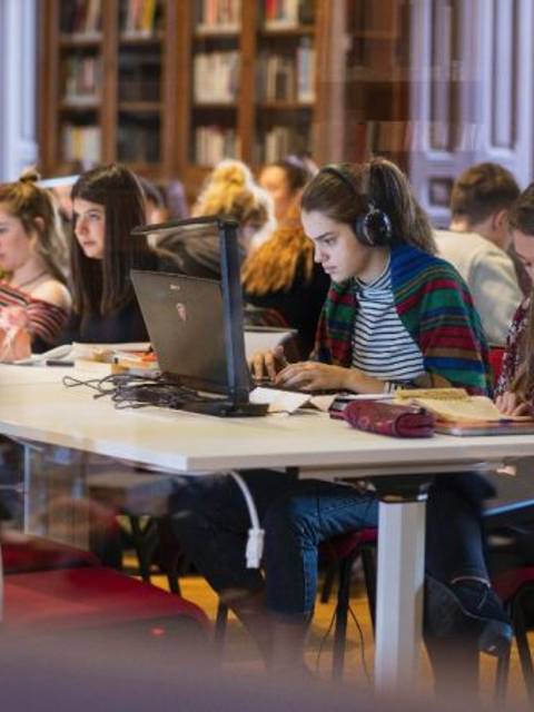 Estudiantes en la biblioteca