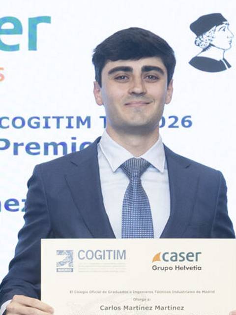 Un joven posando con un diploma en un evento de premiación.