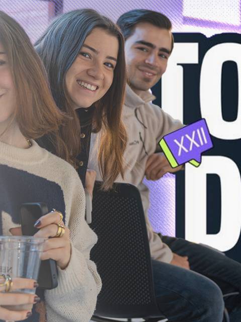 Tres jóvenes sonrientes posan en un ambiente moderno.