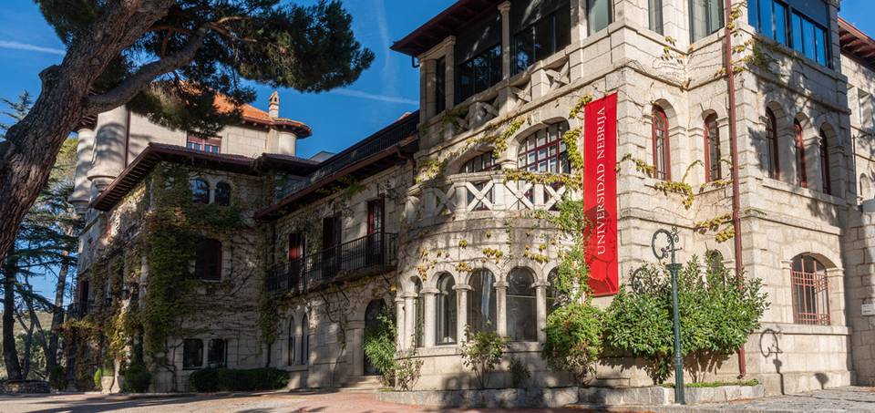 Un edificio de estilo arquitectónico clásico con vegetación y detalles ornamentales.