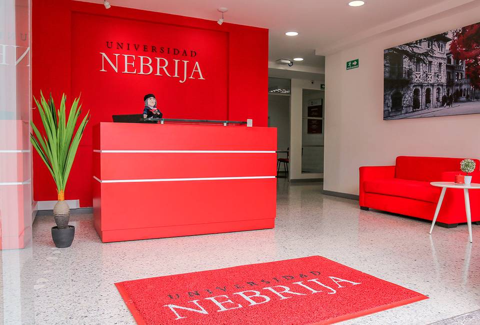 Recepción de la Universidad Nebrija, con un ambiente moderno y colorido.