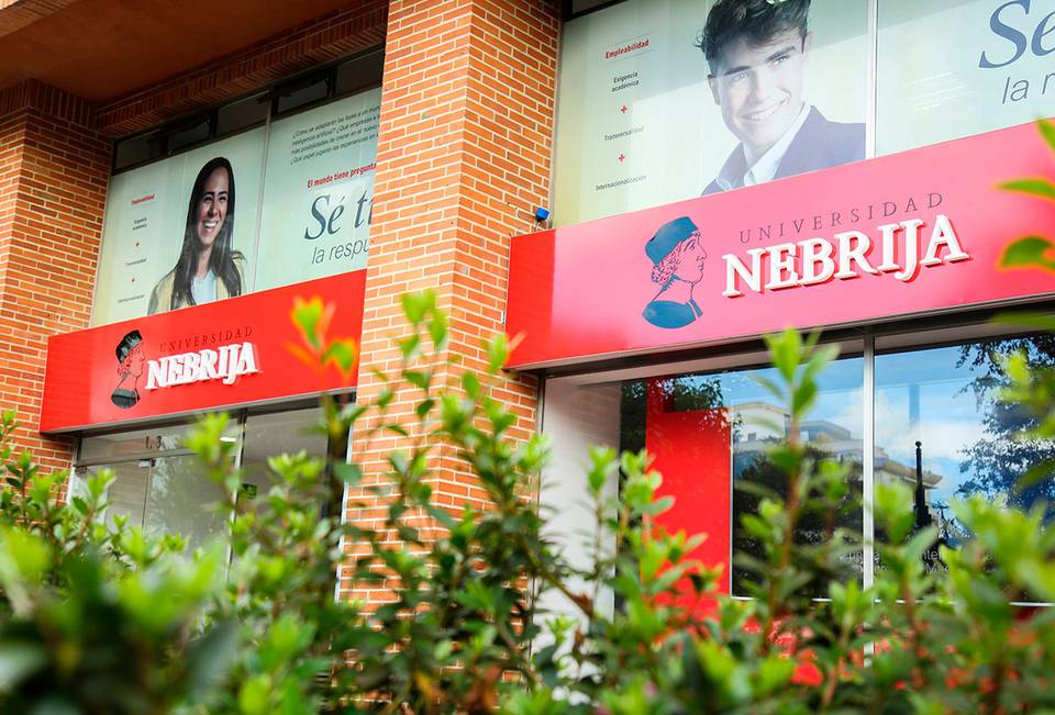 Imagen de la fachada de la Universidad Nebrija con carteles visibles.