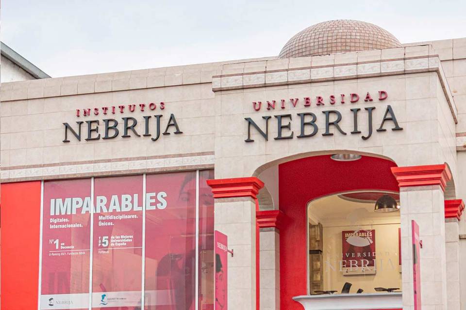 La imagen muestra la fachada de la Sede Guayaquil de la Universidad Nebrija