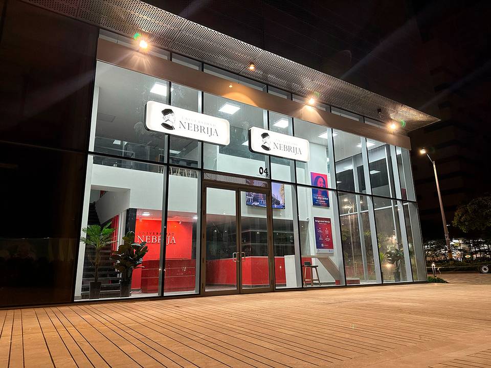 La imagen muestra la fachada de la Sede Nebrija - Medellín