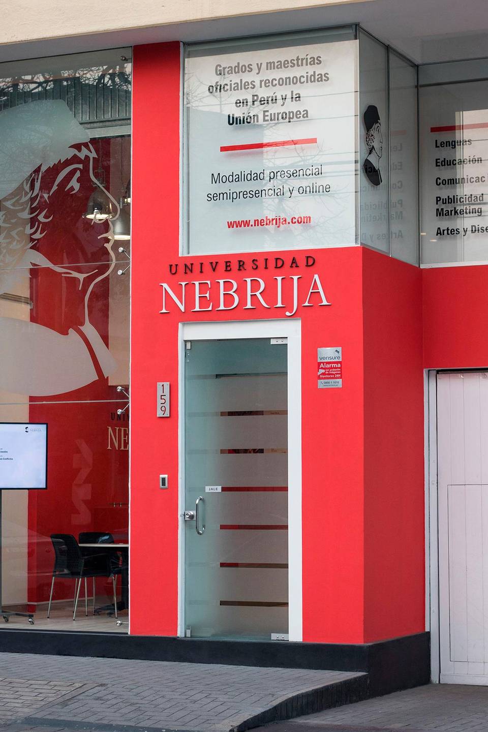 Entrada de la Sede de la Universidad Nebrija en Lima, Perú.