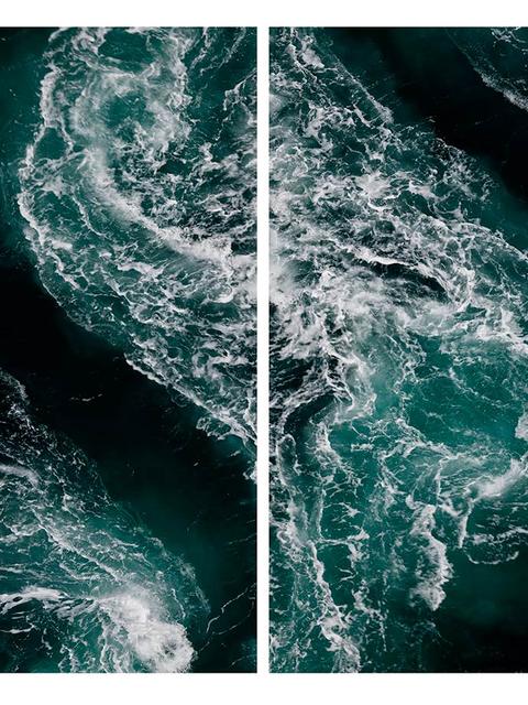 Una imagen que muestra el movimiento de las olas en el océano, con tonos de azul y verde.