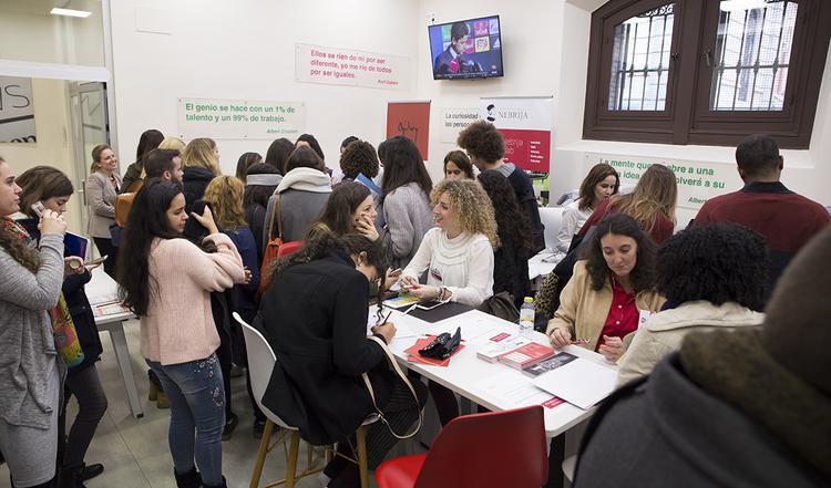 Un grupo de personas participa en un evento en un entorno acogedor y de intercambio de ideas.