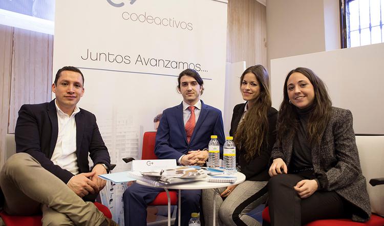 Un grupo de cuatro personas se encuentra en un entorno profesional, posando para la fotografía frente a un cartel de la empresa Codeactivos.