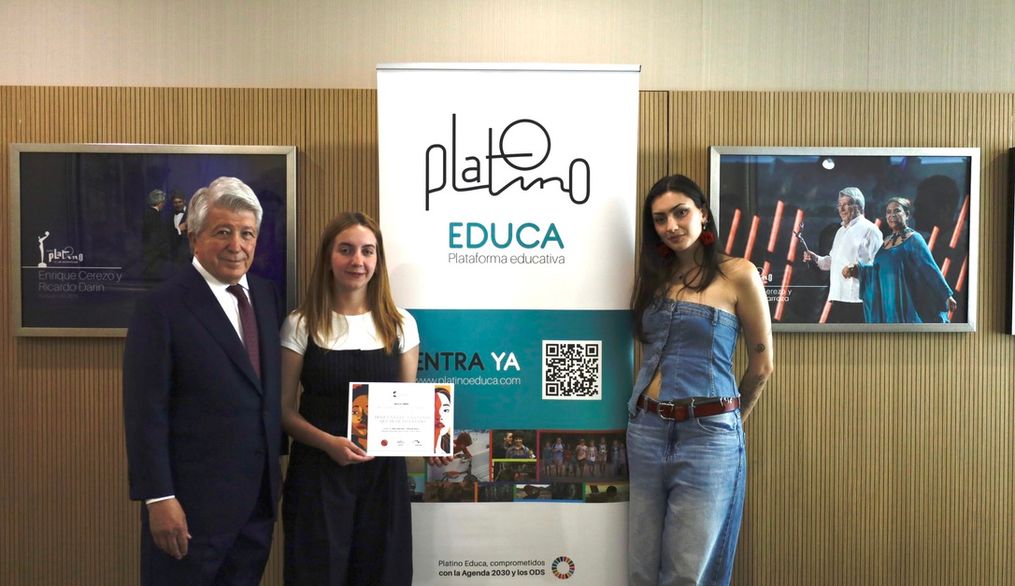 Enrique Cerezo entrega la I Mención CIMUED  a un cortometraje universitario de temática de género