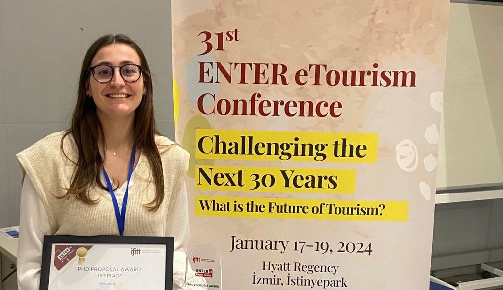 Aitziber Pousa gana el premio al mejor proyecto de tesis doctoral en el congreso internacional ENTER24 e-Tourism Conference