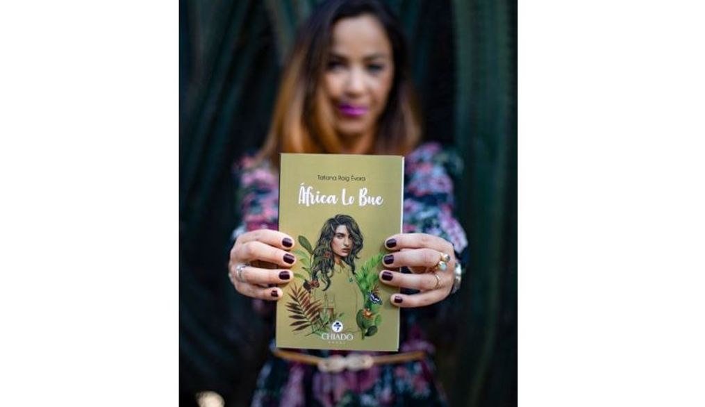 Tatiana Roig, antigua alumna, publica su primera novela: África lo Bue.
