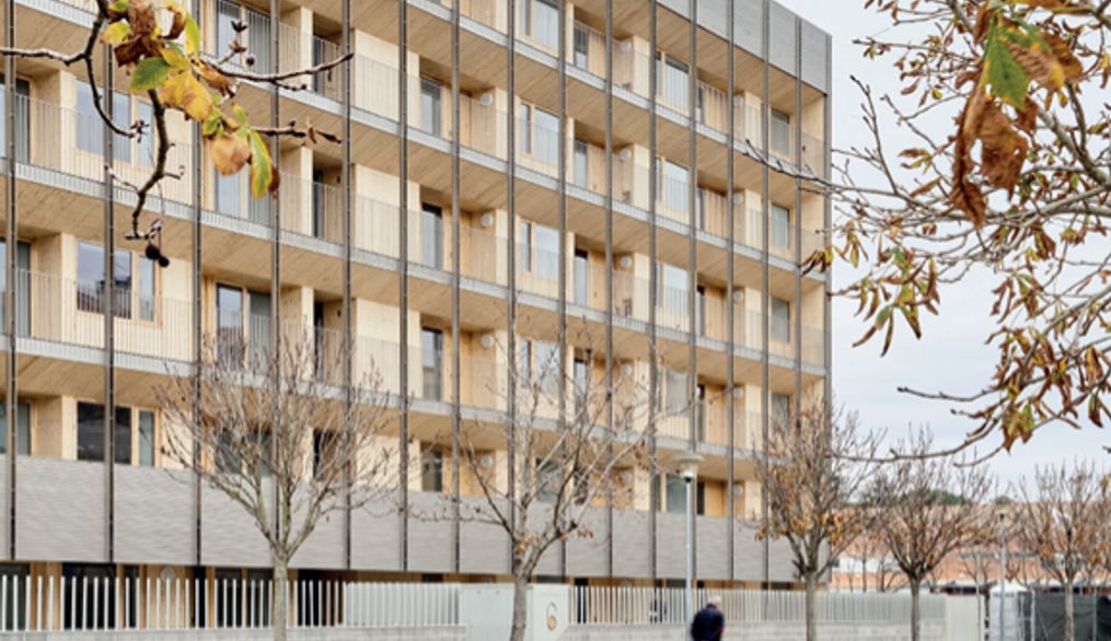 Un bloque de viviendas en Girona, ejemplo de arquitectura sostenible que no renuncia a los espacios de bienestar