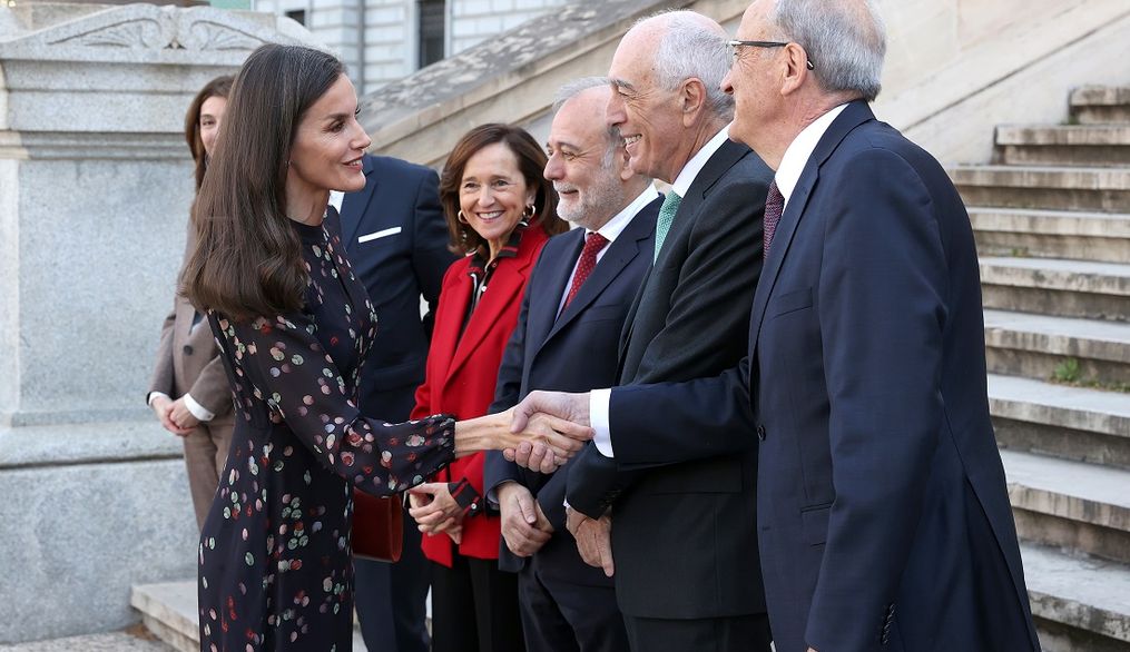 La Reina visita la exposición de la BNE que conmemora el V Centenario de Nebrija
