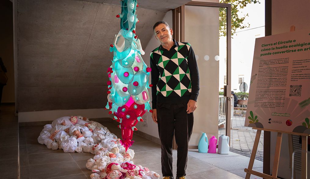 115 botellas, 47 tapones y burruños de tela, en una escultura que clama por la economía circular