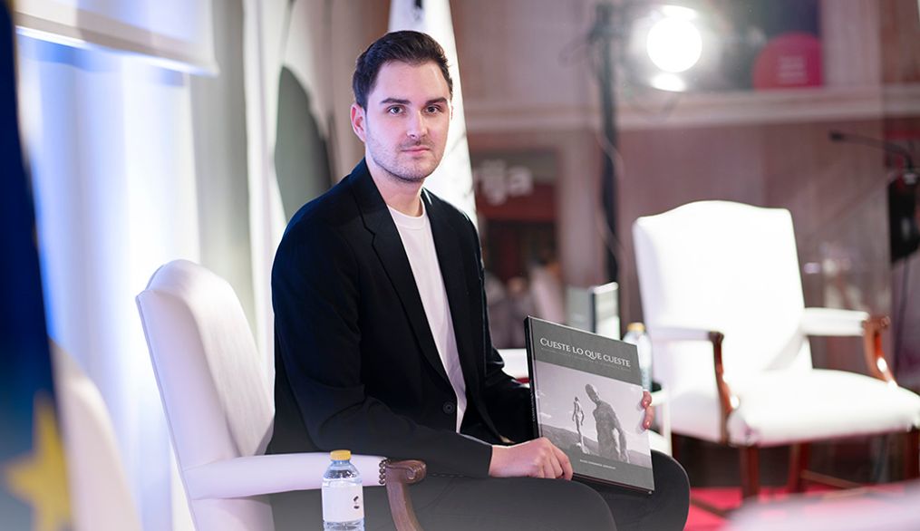 Diego Fernández presenta ‘Cueste lo que cueste’, un TFG que crece como fotolibro