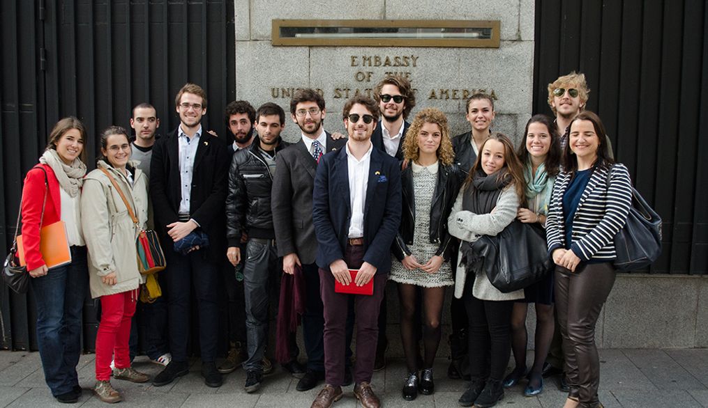 Los alumnos de Relaciones Internacionales visitan la Embajada de EEUU