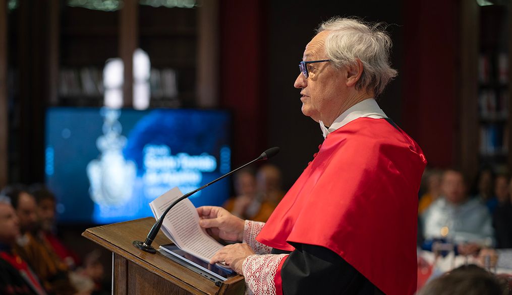 El jurista Manuel Atienza advierte del aislamiento y la incomunicación en la universidad