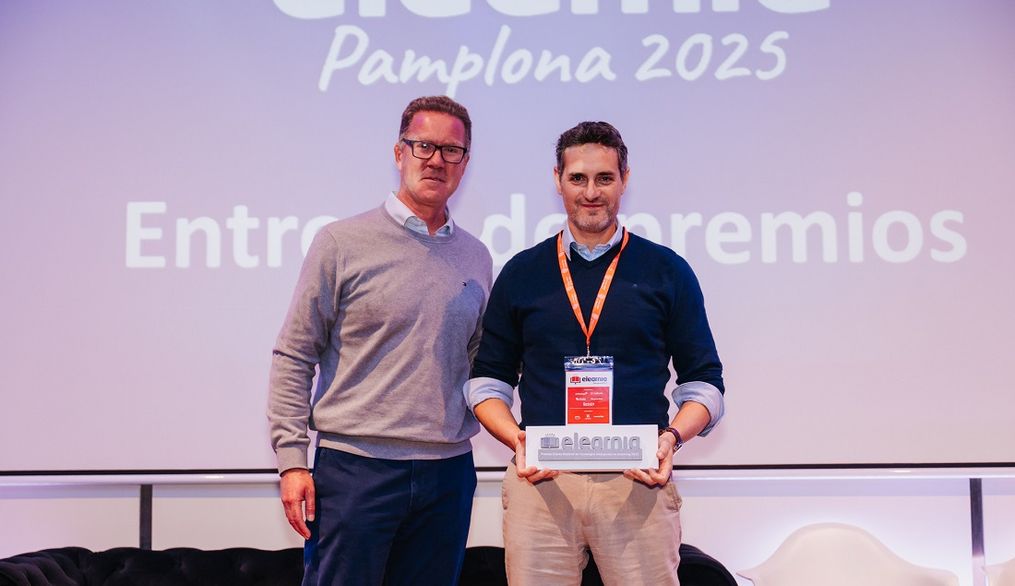 El Vicerrectorado de Educación Digital y Tecnología recibe el Premio Elearnia 2025 por su compromiso con el ecosistema digital educativo