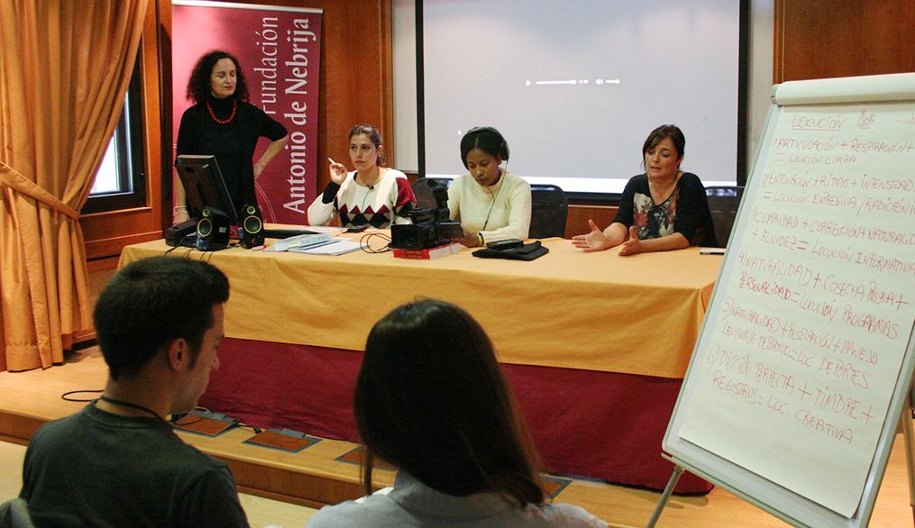 La locutora Elsa Pinillos acudió a la Fundación Nebrija para charlar con los alumnos del Máster en Radio