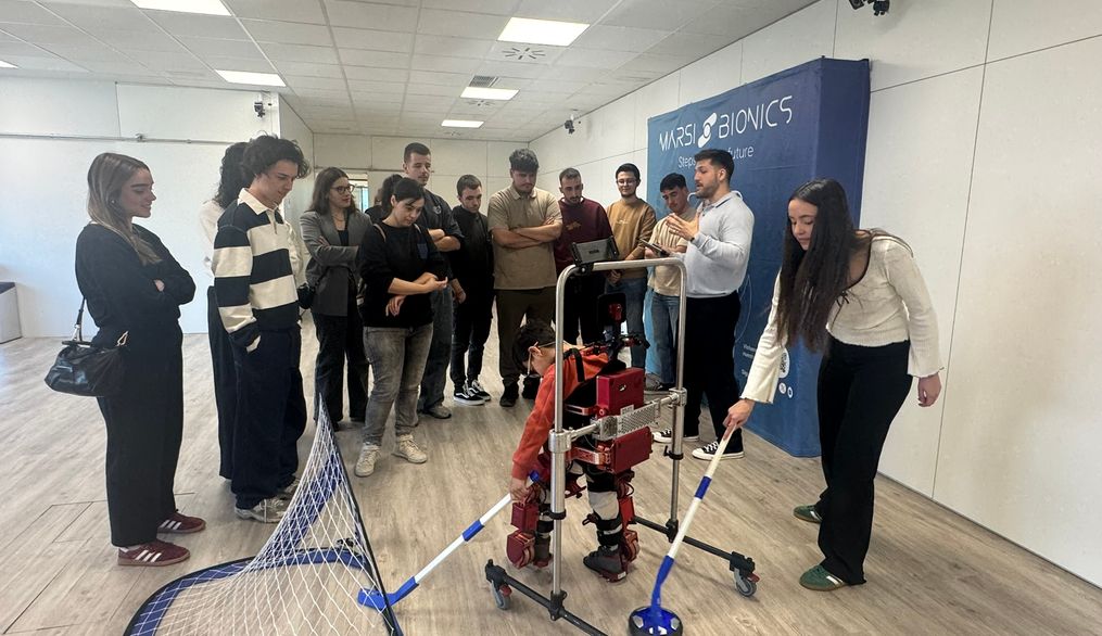 Estudiantes de Fisioterapia conocen el primer exoesqueleto pediátrico creado por Marsi Bionics
