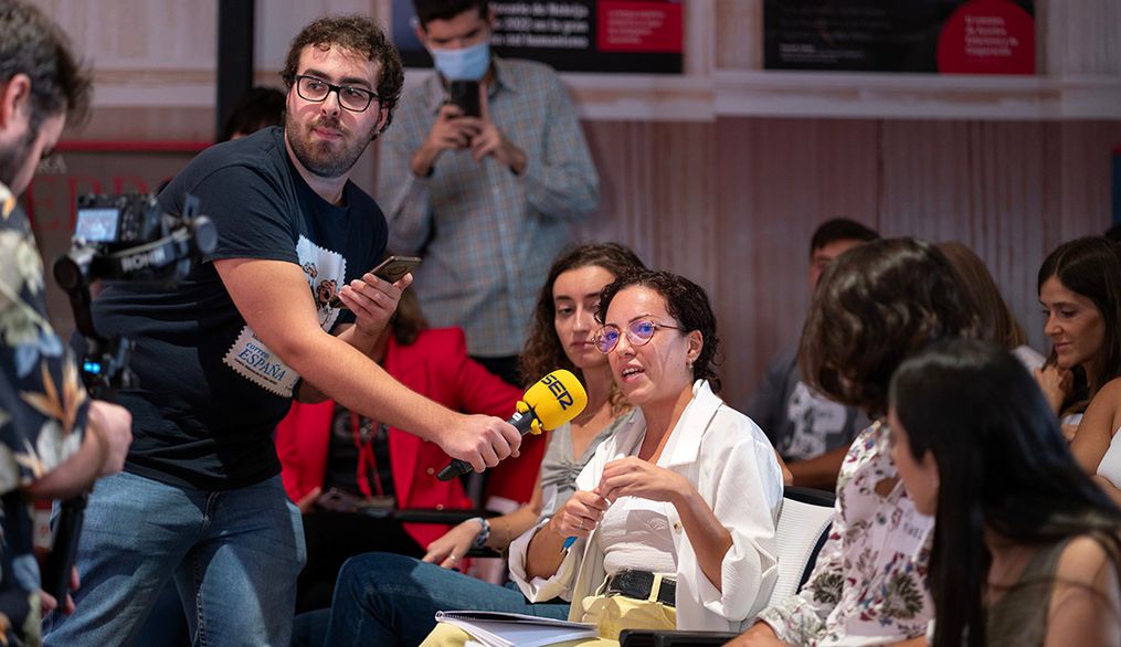 `Hora 14´ se somete en directo al escrutinio de los jóvenes periodistas