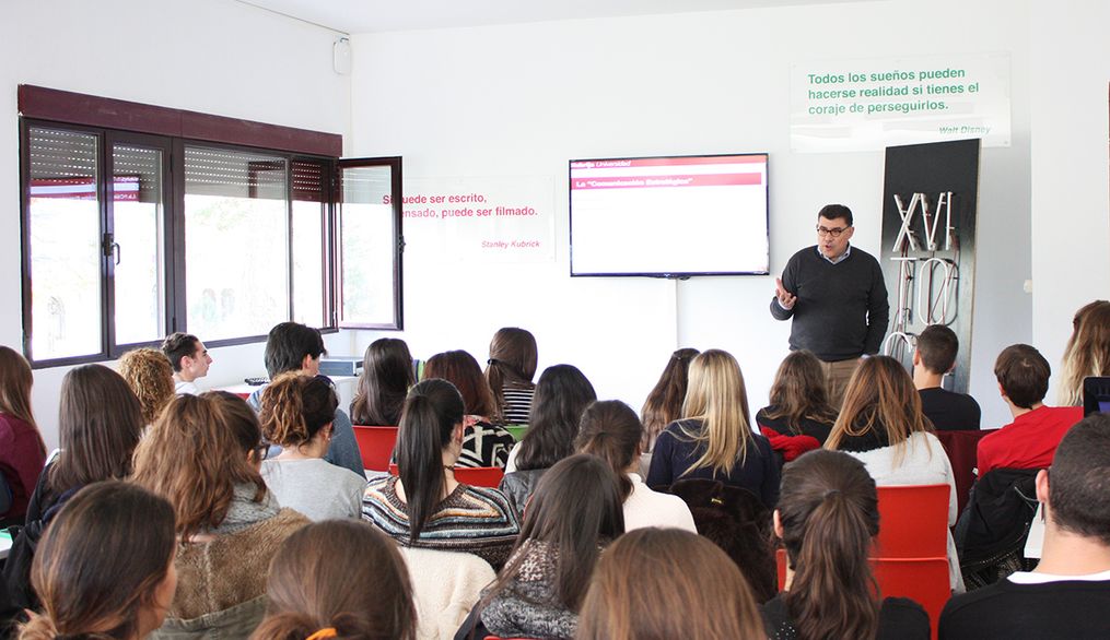 Los alumnos de Comunicación aprenden el papel del Dircom  en Nebrija Medialab