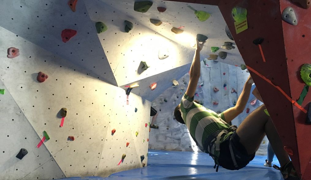 Escalada deportiva en rocódromo con el Club de Aventura