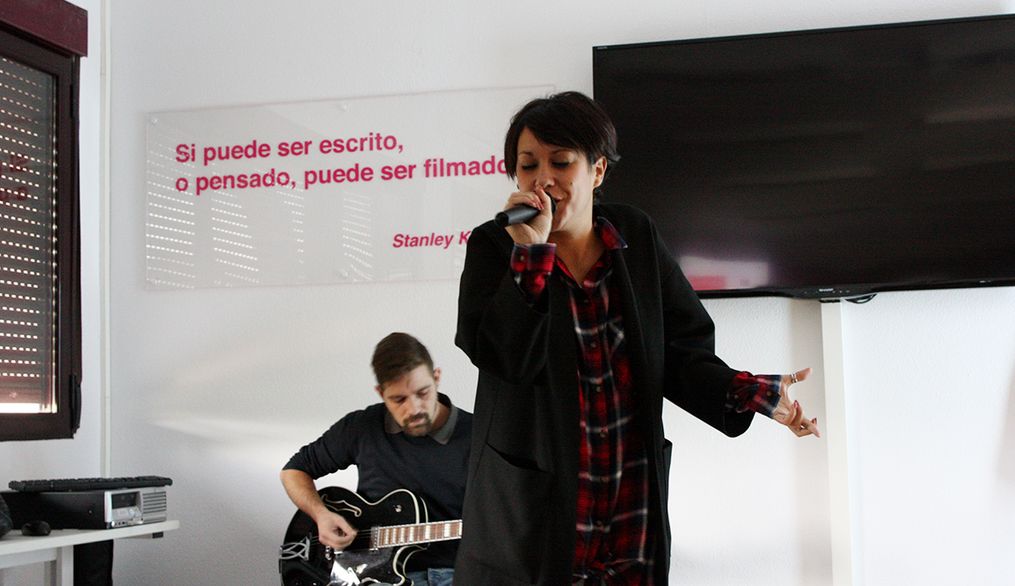 La escritora Irene G Punto imparte una masterclass de micro poesía a los alumnos de Comunicación de Nebrija