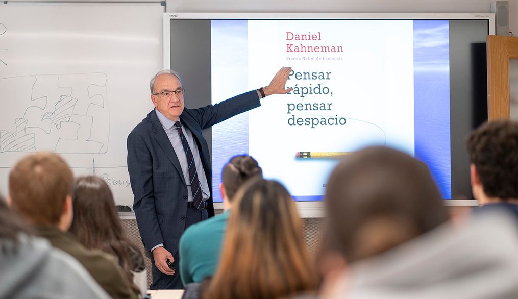 José Muñiz vuelca su experiencia de psicómetra ante los futuros psicólogos