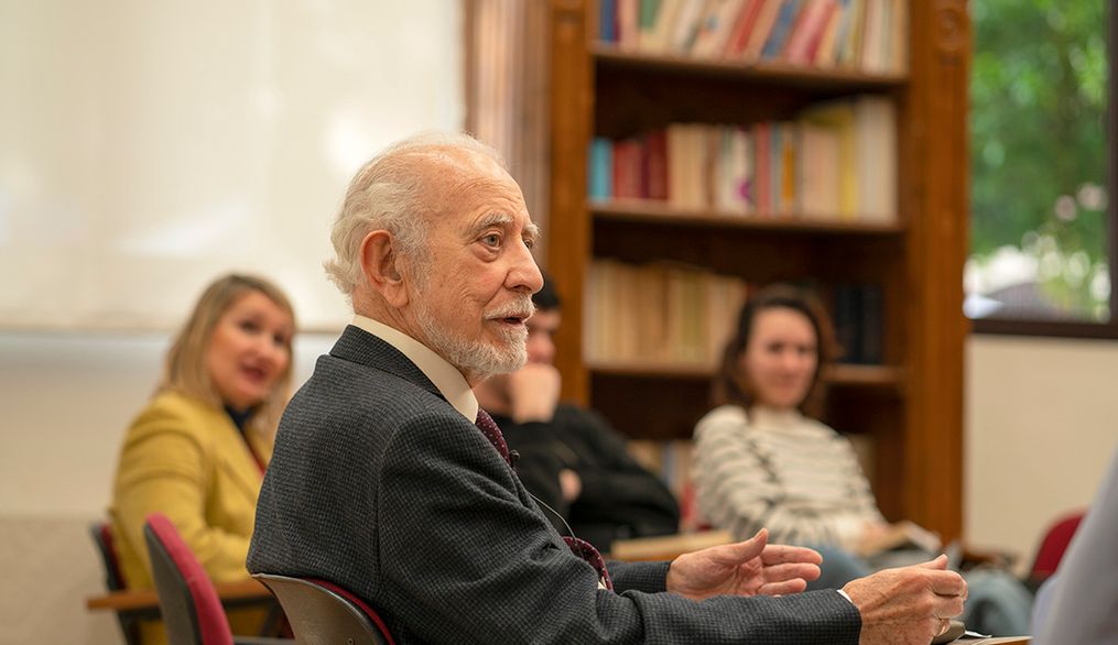 José María Merino airea la ficción, “con la que descubre la realidad”, en el Rincón de Lectura Nebrija