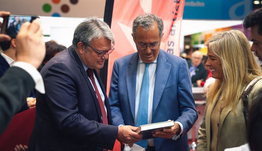 Enrique Ossorio recibe de Juan Antonio Escarabajal el libro de la exposición sobre Nebrija