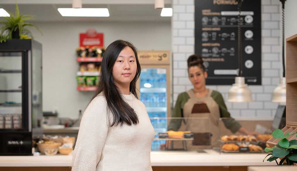 La alumna Alis Qiu diseña los uniformes para las cafeterías de los campus