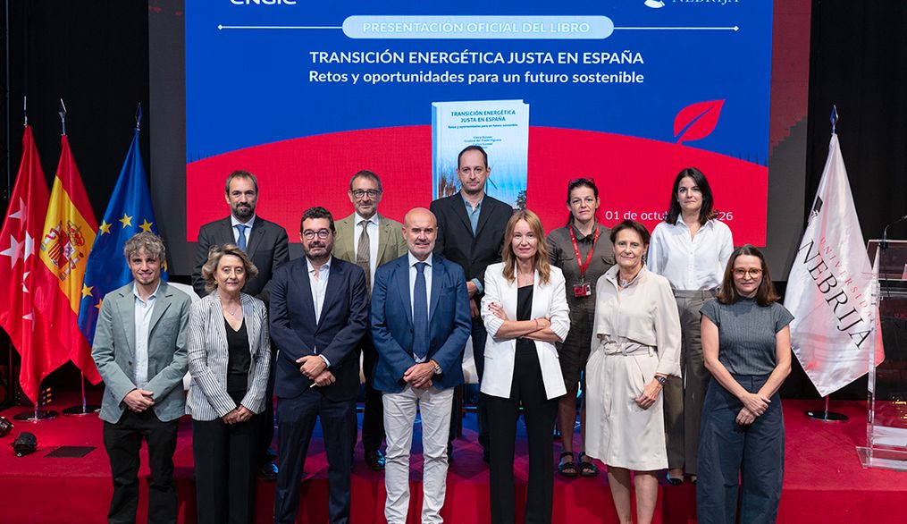 Imagen de un grupo de personas en un evento sobre transición energética en España.