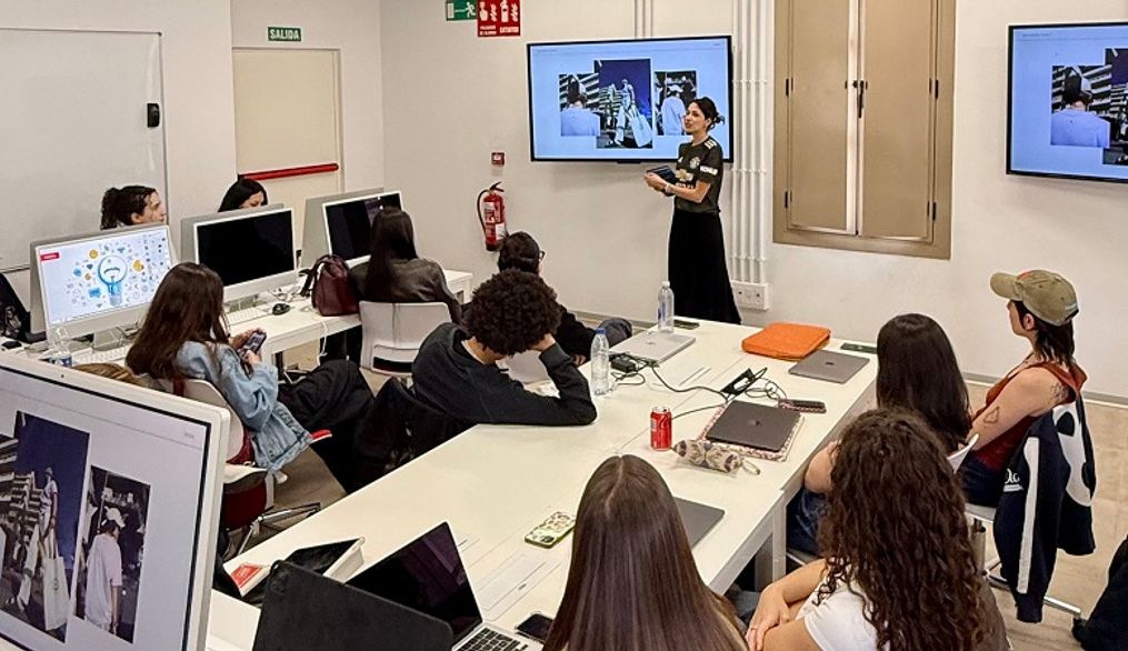 La dirección de arte va más allá de la ropa: la visión creativa de Macarena Casís en su  visita a Nebrija