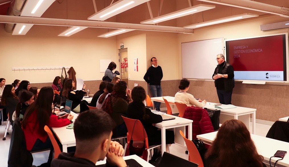 Miguel López-Quesada explica a los alumnos la figura del director de comunicación