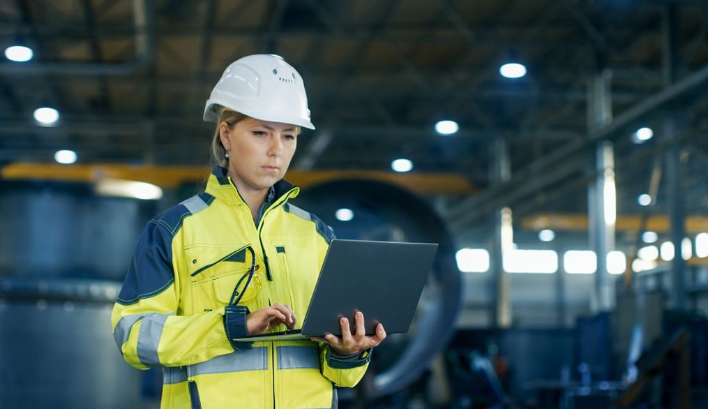 Tres mujeres pujantes en ingeniería y tecnología, tres modelos para las jóvenes