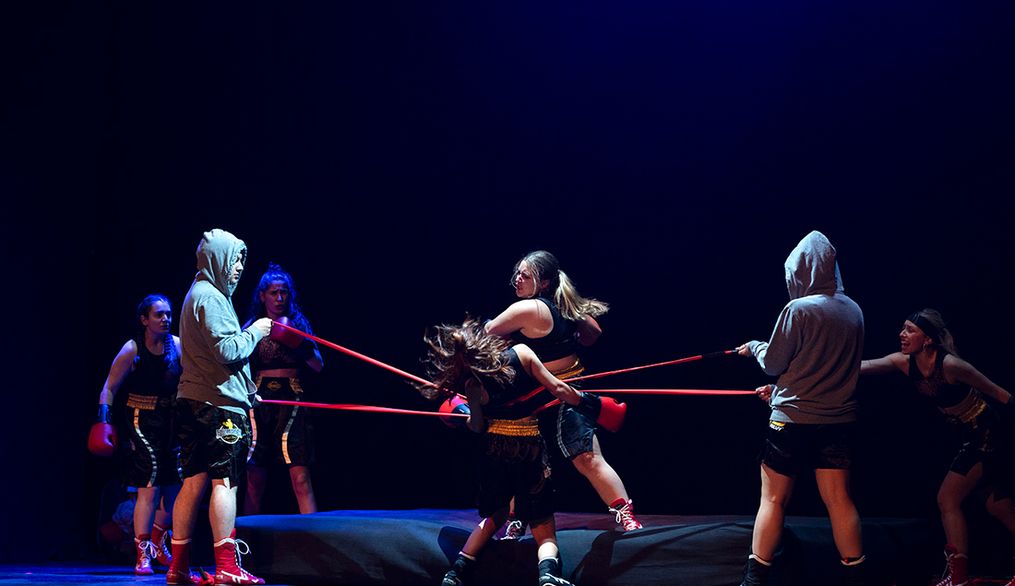 Nebrija Escena desmonta el cuento de la lechera en un cuadrilátero de boxeo