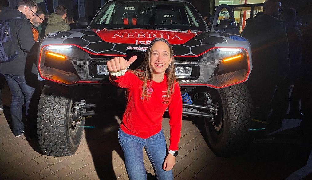 Mónica Plaza presenta en la Universidad Nebrija el coche que pilotará junto a su padre en el Dakar
