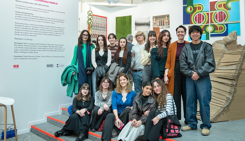 Veinte alumnos de Bellas Artes provocan una avalancha en Art Madrid (e incluso doman un oso)