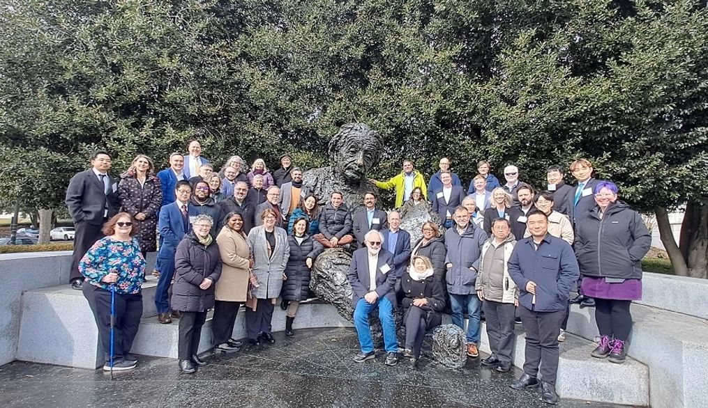 Pilar Vélez se reúne en la sede de la NASEM en Washington junto a expertos de más de veinte países