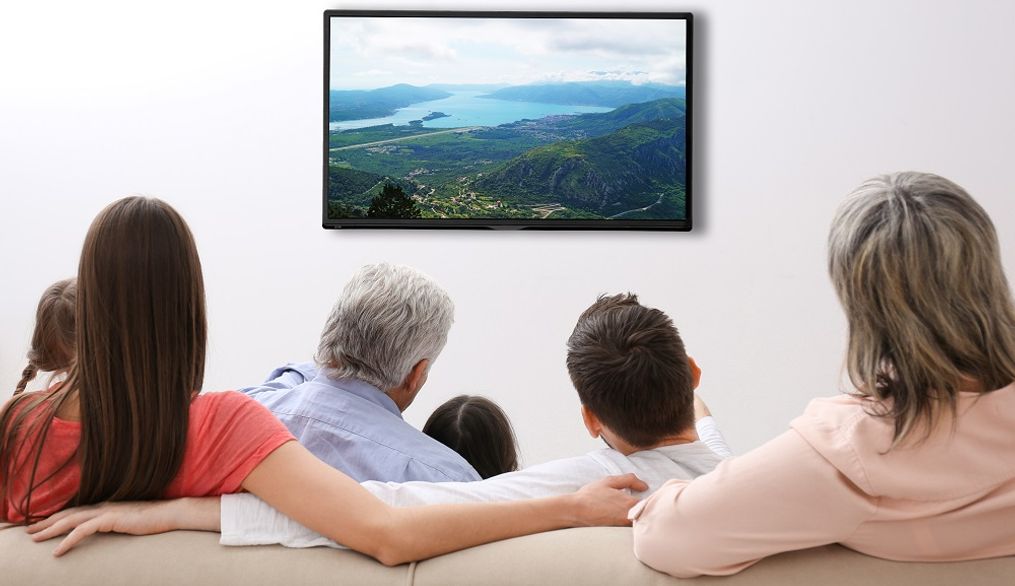 La familia en torno a la televisión todavía sobrevive a una era de móviles y tabletas