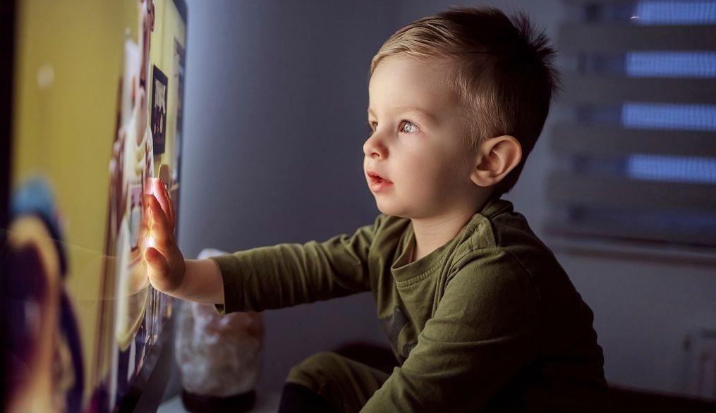 Efectos de las pantallas en niños pequeños: la importancia de lo que ven y cómo lo ven