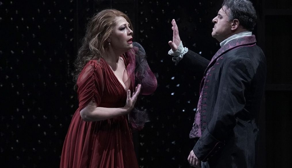 El vestuario permite a la diva Tosca expresar todo su carácter en continuos movimientos