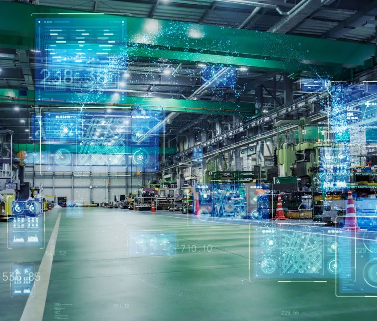 La imagen muestra un interior de fábrica con tecnologías digitales superpuestas que representan datos e información en un ambiente industrial.