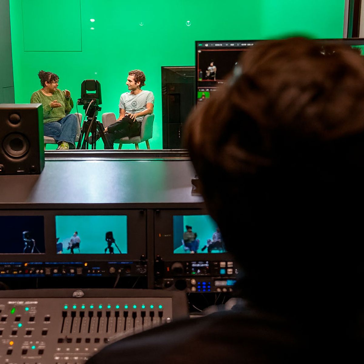 Set de grabación con pared verde y equipos de filmación