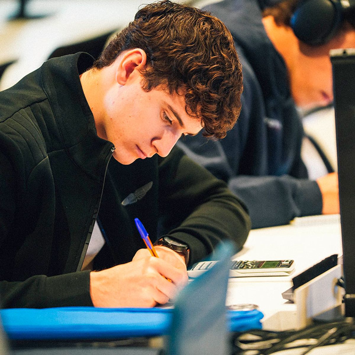 Alumno Nebrija haciendo cálculo durante una clase