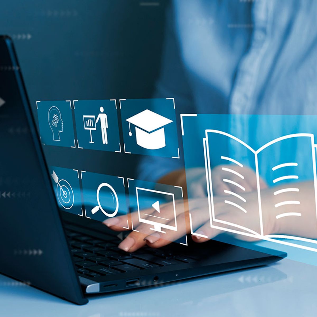 Una persona está utilizando un portátil mientras interactúa con íconos digitales relacionados con la educación y la tecnología.